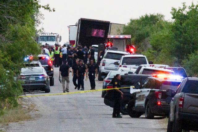 27일(현지시간) 미국 텍사스주 샌안토니오 외곽 지역에 주차된 대형 트레일러에서 시신 46구가 발견됐다. 샌안토니오=로이터 연합뉴스