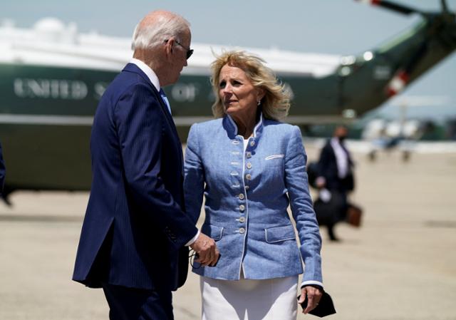 조 바이든(왼쪽) 미국 대통령이 지난달 18일 메릴랜드주 앤드루스 공군기지에서 중남미 순방길에 오르는 부인 질 여사를 배웅하고 있다. 앤드루스 공군기지=로이터 연합뉴스