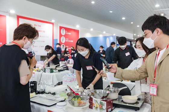 댕댕푸드대첩에서 금손을 차지한 박미진씨가 요리를 하는 동안 행사의 사회자와 심사위원들이 인터뷰를 하고 있다. 사진 메쎄이상