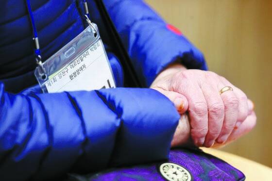 지난해 11월 9일 서울 양천구청에서 열린 '노인일자리 박람회'에서 한 참여자가 손을 꼭 쥐고 있다. 연합뉴스
