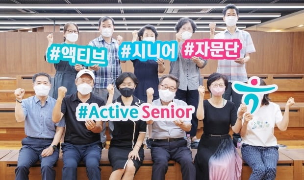 박영미 하나은행 손님행복본부장(앞줄 왼쪽 세번째)이 '액티브 시니어 자문단'과 함께 '파이팅'을 외치고 있다. 하나은행 제공