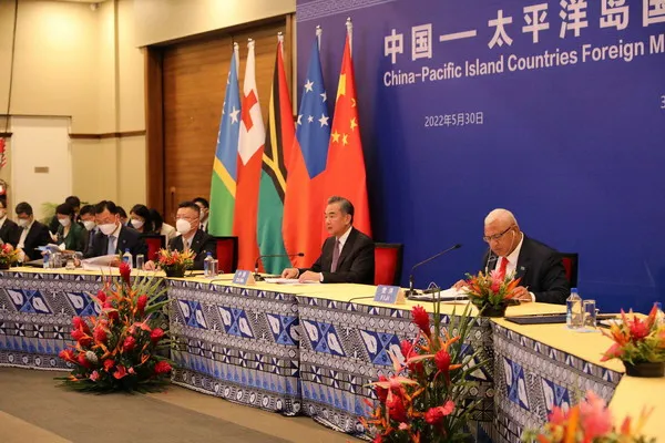 왕이 중국 외교부장(오른쪽에서 두번째)이 지난달 30일 피지에서 중국-태평양 도서국 외교장관 회의를 주재하고 있다. 중국 외교부 홈페이지 캡쳐