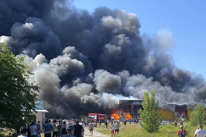 “잔인한 공격” 27일(현지시간) 러시아의 미사일 공격을 받은 우크라이나 크레멘추크의 쇼핑몰에서 커다란 연기가 솟구쳐 오르고 있다. 이번 공격으로 최소 18명의 민간인이 사망했다. 크레멘추크 | AP연합뉴스