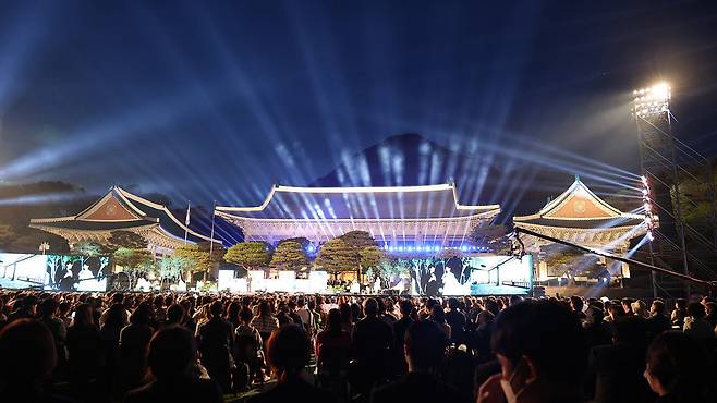 KBS’ “Open Concert,” held at Cheong Wa Dae’s main garden on May 22. (CHA)