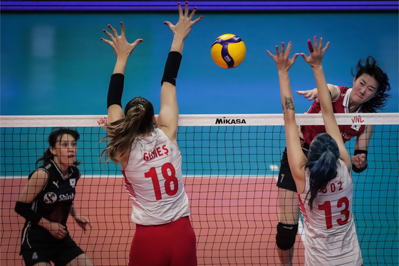 Kang So-hwi, right, attacks during a Volleyball Nations League match between Korea and Turkey held on June 20 in Brasilia, Brazil. [FIVB]