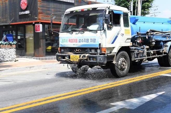살수차가 주요 간선도로에 물을 뿌려 열을 식히고 있다. (영주시 제공) 2022.06.28