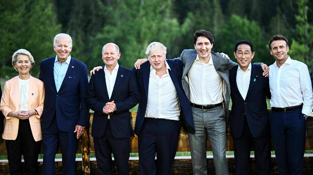 주요 7개국(G7) 정상들이 26일(현지시간) 독일 바이에른주 엘마우성에서 개막한 G7 정상회의에서 기념촬영을 하고 있다. 왼쪽부터 우르줄라 폰데어라이엔 유럽연합(EU) 집행위원장, 조 바이든 미국 대통령, 올라프 숄츠 독일 총리, 보리스 존슨 영국 총리, 쥐스탱 트뤼도 캐나다 총리, 기시다 후미오 일본 총리, 에마뉘엘 마크롱 프랑스 대통령. AFP연합뉴스
