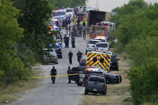 미국 텍사스주 샌안토니오시에 주차된 트레일러 안에서 시신 수십구가 발견돼 경찰이 조사를 하고 있다. AP/연합뉴스