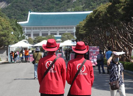 지난달 11일 서울 종로구 청와대 정문 앞에서 외국인 통역 관광요원들이 이동하고 있다./사진=뉴스1