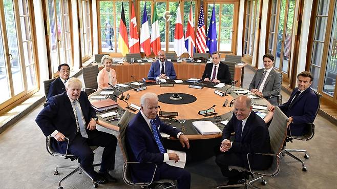 G7 정상들이 26일(현지시간) 독일 바이에른 알프스 엘마우성에서 열린 정상회의 첫 실무회의에 참석하고 있다. 조 바이든 미국 대통령(가운데)을 기준, 시계방향으로 보리스 존슨 영국 총리, 기시다 후미오 일본 총리, 우르줄라 폰데어라이엔 유럽연합(EU) 집행위원장, 샤를 미셸 EU 상임의장, 마리오 드라기 이탈리아 총리, 쥐스탱 트뤼도 캐나다 총리, 에마뉘엘 마크롱 프랑스 대통령, 올라프 숄츠 독일 총리./AFPBBNews=뉴스1