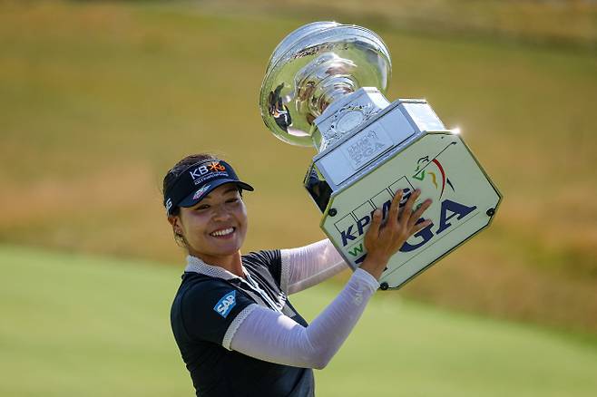 28일(이하 한국시각) 발표된 여자골프 세계 랭킹에서 전인지는 세계 랭킹 12위를 기록했다. 사진은 지난 27일 KPMG 여자 PGA 챔피언십에서 우승하고 기뻐하는 전인지. /사진=로이터
