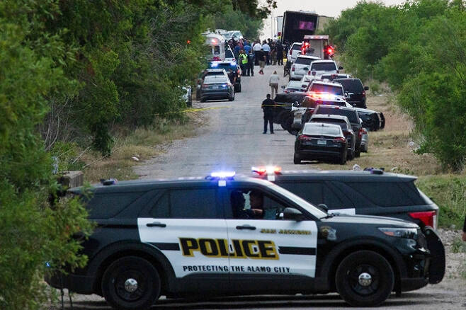 지난 27일(현지시각) 미국 텍사스주에 주차된 트럭에서 이민자로 추정되는 시신 42구가 발견됐다는 보도가 나왔다. 사진은 사고 현장 모습. /사진=로이터