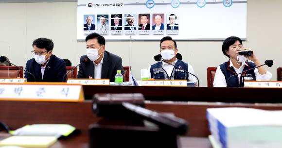 28일 오후 정부세종청사 최저임금위원회 회의실에서 열린 제7차 전원회의에서 사용자위원과 근로자위원 측이 팽팽한 신경전 속에 회의를 진행하고 있다. / 사진=뉴스1 김기남 기자