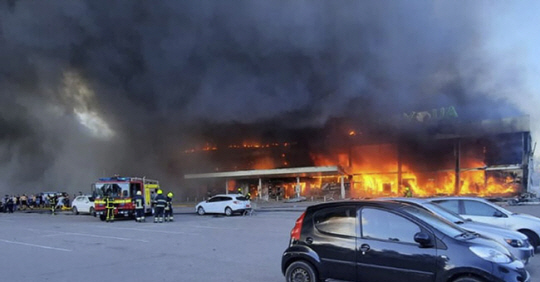 27일(현지시간) 우크라이나 폴타바 주 크레멘추크 시의 쇼핑몰에 러시아 미사일이 떨어져 건물이 화염에 휩싸여 있다. AP연합뉴스
