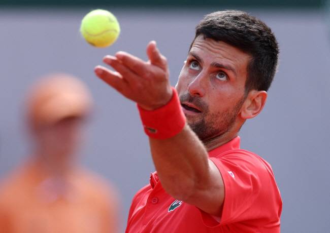 ‘백신 거부’… 3년간 호주 오픈 출전 정지 조코비치 : 노바크 조코비치(세르비아)가 지난달 25일 프랑스 파리에서 열린 테니스 메이저대회 프랑스오픈 남자 단식 2라운드에서 서브를 넣고 있다. 로이터 연합뉴스