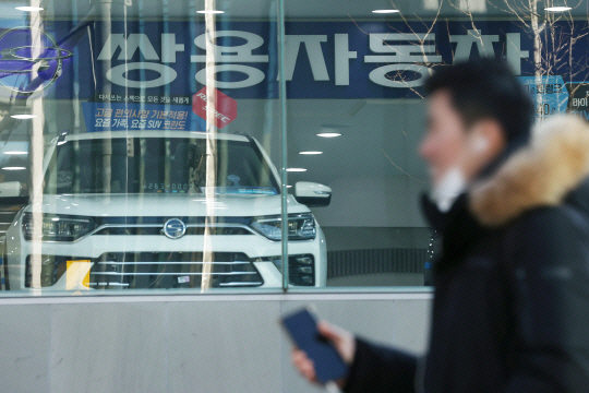 쌍용차 : 서울 시내 쌍용자동차 대리점 앞을 지나가는 한 시민. 연합뉴스