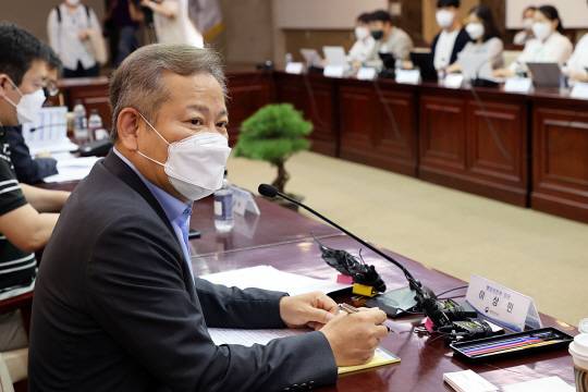 이상민 행정안전부 장관이 28일 오후 서울 종로구 정부서울청사에서 출입기자단과의 간담회에서 질의에 답변하고 있다. 행정안전부 제공