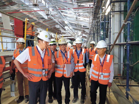 삼성 이재용 부회장이 사우디아라비아 카디야에 건설중인 세계 최대 엔터테인먼트 복합단지 건설 현상을 둘러보고 있다.