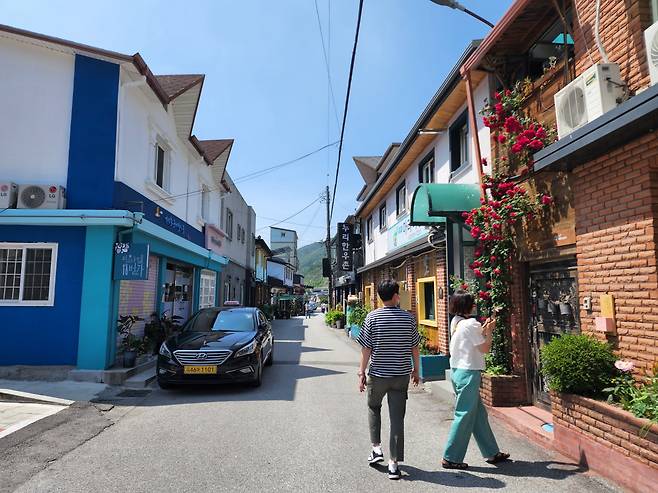 꽃마을로 변한 고한 골목, 18번가 마을호텔