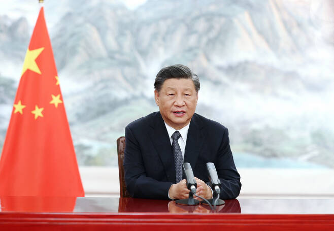 시진핑 중국 국가주석이 22일 영상으로 진행한 브릭스(BRICS·브라질, 러시아, 인도, 중국, 남아공 등 신흥 경제 5개국) 국가 비즈니스포럼 개막식에서 기조연설을 하고 있다. 시 주석은 연설에서