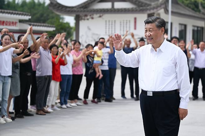 시진핑 중국 국가주석이 8일 쓰촨성 메이산의 융펑 마을을 방문해 주민들에게 손을 흔들고 있다. 시진핑 주석은 농촌의 경기개발과 증산, 지역 활성화, 코로나19 통제 조치를 시찰하기 위해 현지를 방문했다. [연합]