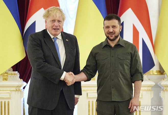 [키이우=AP/뉴시스] 볼로디미르 젤렌스키(오른쪽) 우크라이나 대통령이 17일(현지시간) 키이우를 방문한 보리스 존슨 영국 총리를 만나 회담 전 악수하고 있다. 두 정상은 중화기와 방공 시스템 등의 군사 지원과 경제적 지원, 러시아 제재 강화 등을 논의한 것으로 알려졌다. 2022.06.18.