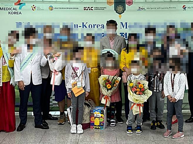 지난 22일 몽골 관광객들이 제주공항에서 환영행사에 참석하고 있다. 제주관광공사 제공