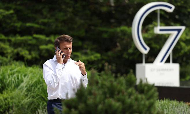 지난 27일 프랑스 대통령 에마뉘엘 마크롱이 전화통화를 하고 있다. AFP연합뉴스
