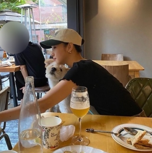 배우 김고은(사진)이 반려견 ‘월이’와 식사하고 있다. 김고은 사회관계망서비스(SNS) 캡처