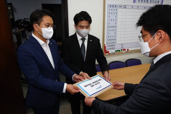 민주당 소집요구서 단독 제출 - 전용기(왼쪽) 더불어민주당 원내대표 비서실장과 오영환(가운데) 원내대변인이 28일 국회 의사과에 7월 임시국회 소집 요구서를 민주당 단독으로 제출하고 있다.김명국 기자