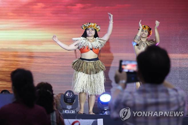 '괌으로 오세요' (서울=연합뉴스) 강민지 기자 = 23일 오후 서울 강남구 코엑스에서 열린 '서울국제관광전'(SITF2022)에서 공연단이 괌 차모로 민속공연을 하고 있다. 2022.6.23 mjkang@yna.co.kr