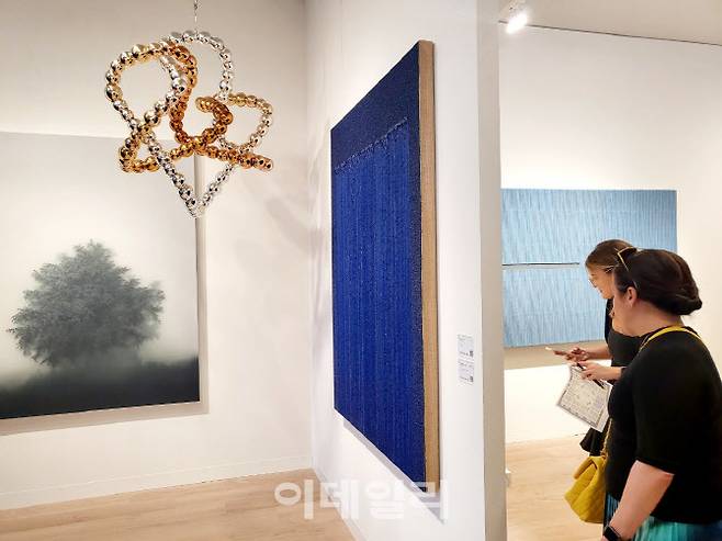 지난 14∼19일 엿새간 열린 세계 최대 아트페어 ‘아트바젤’ 증 한국의 국제갤러리 부스 전경. 한국에서 유일하게 올해 아트바젤에 참여했다. 작가 이기봉·양혜규·하종현·박서보 등의 작품이 보인다(사진=뉴시스).