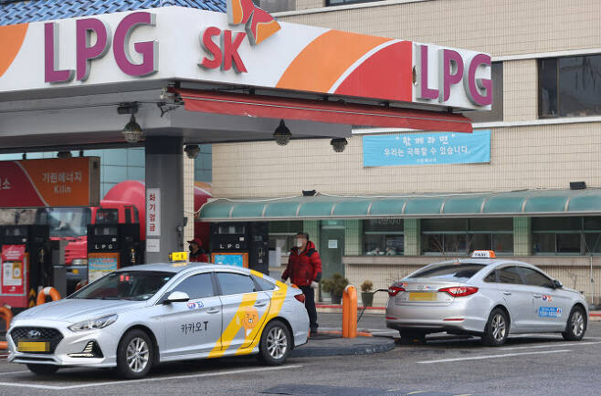 서울의 한 LPG가스충전소에서 택시가 차량용 부탄(LPG)을 충전하고 있다.(사진=연합뉴스)