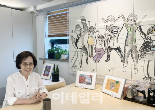 지난 22일 서울 성북구 ‘새움’에서 포즈를 취하고 있는 박인순 상담사. 오른쪽은 유가족들이 직접 그린 미술 작품.(사진=김윤정 기자)