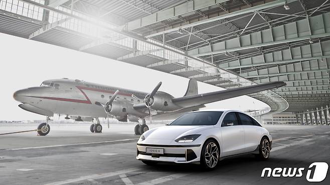 현대자동차가 전용 전기차 브랜드 아이오닉의 차기 모델인 ‘아이오닉 6(IONIQ 6, 아이오닉 식스)’의 내·외장 디자인을 29일 최초로 공개했다. (현대자동차 제공) 2022.6.29/뉴스1 © News1 김진환 기자