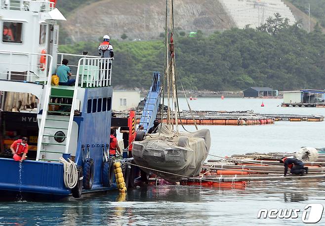 29일 오전 전남 완도군 신지면 송곡항 인근 앞바다에서 경찰이 최근 실종된 조유나양(10) 일가족의 아우디 차량 인양작업을 하고 있다. 2022.6.29/뉴스1 © News1 정다움 기자