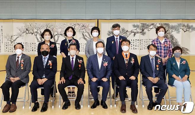 (청주=뉴스1) 이성기 기자 = 충북교육청은 29일 상반기 퇴직 지방공무원 38명과 모범공무원 18명에게 훈‧포장과 표창장을 전수했다.© 뉴스1