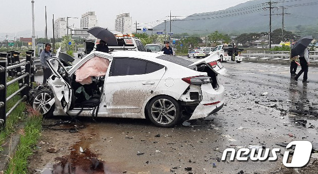 빗길 교통사고 자료사진. (사진은 기사 내용과 무관함) / 뉴스1 © News1