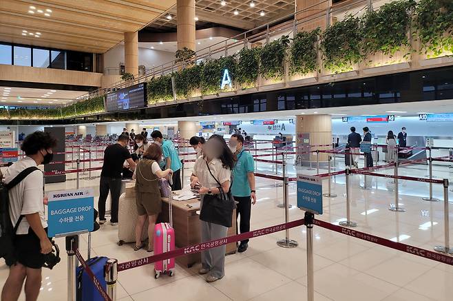 29일 오전 김포공항 국제선 출국장 탑승 카운터에서 탑승객들이 출국 수속을 밟고 있다. /김우영 기자