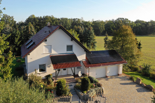 한화큐셀의 태양광 모듈이 설치된 독일 브란덴부르크의 주택.<한화큐셀 제공>