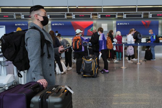 지난 4월19일(현지시간) 미국 매사추세츠주 보스턴 로건 국제공항에서 탑승 수속을 기다리는 승객들 모습.로이터뉴스1