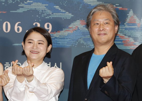 방송인 김신영과 박찬욱 감독(오른쪽)이 21일 서울 용산구 CGV 용산아이파크몰에서 열린 영화 '헤어질 결심' VIP시사회에서 하트를 그리고 있다. © News1 권현진 기자 /사진=뉴스1