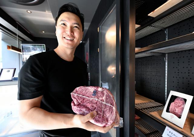 조수용 제이오F&B 대표가 서울 압구정동에서 운영하는 식당 '조우'에 설치된 거대한 냉장고에서 숙성 중인 한우를 꺼내 보여주고 있다. 최주연 기자