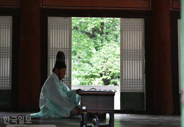 소수서원 강당에서 지역 유생이 글을 읽고 있다. 그윽한 글 읽는 소리에 서원도 본래의 생기를 찾는다.