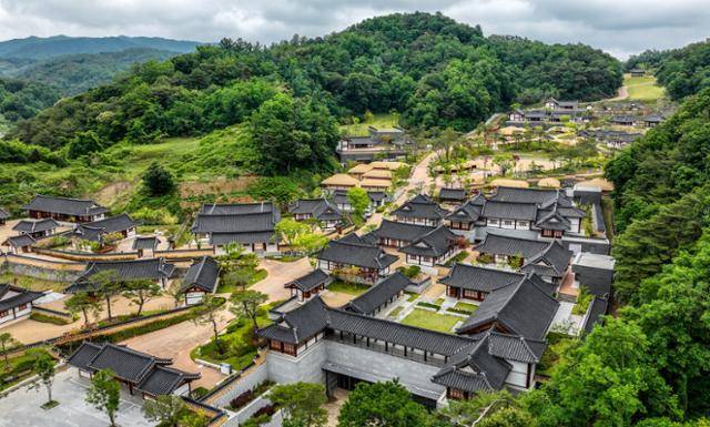 9월 정식 개장하는 영주 선비마을 전경. 겉보기는 한옥마을이지만 내부는 첨단 시설을 갖춘 전시실과 체험장이다.