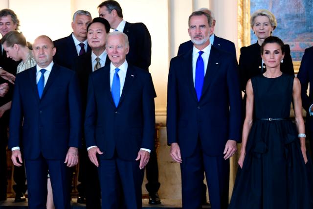 북대서양조약기구(NATO·나토) 정상회의에 참석한 윤석열 대통령과 조 바이든(앞줄 왼쪽 두 번째) 미국 대통령 등이 28일 스페인 마드리드 왕궁에서 펠리페 6세 국왕이 주최한 만찬에 참석해 단체 사진을 찍고 있다. 마드리드=AP 뉴시스