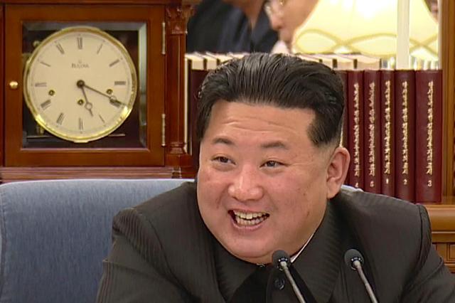 김 위원장이 얼굴에 웃음을 띤 채 비서국 확대회의를 주재하고 있는 가운데 시계가 5시 20분을 가리키고 있다. 평양=조선중앙TV 연합뉴스