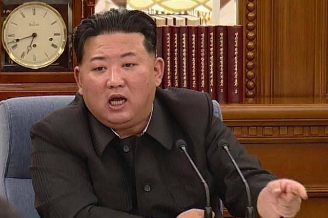 시계가 6시 40분을 가리키고 있는 가운데 김 위원장이 상기된 얼굴로 손짓을 하며 발언하고 있다. 평양=조선중앙TV 연합뉴스