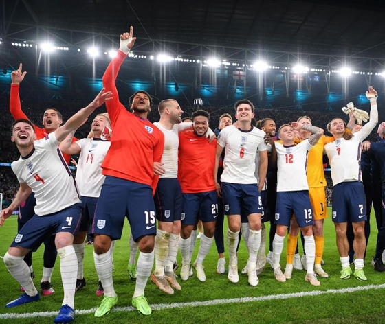 유로 2020 준결승전에서 승리한 잉글랜드 대표팀과 팬들이 스윗 캐롤라인을 부르며 환호하고 있다 [FA 인스타그램]