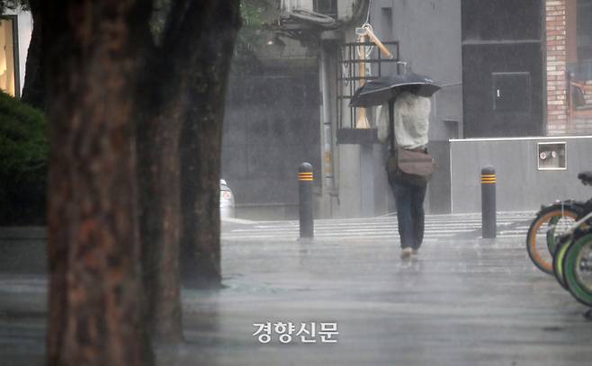 지난 28일 우산을 쓴 시민들이 서울 종로구 세종대로 사거리 인근을 걸어가고 있다. 권도현 기자